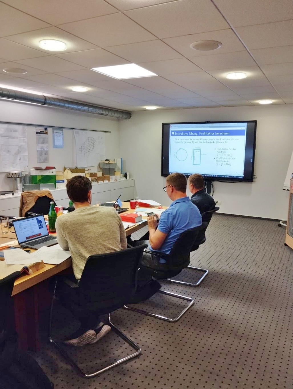 Bild: Konzentriert mitarbeitende Seminarteilnehmer.